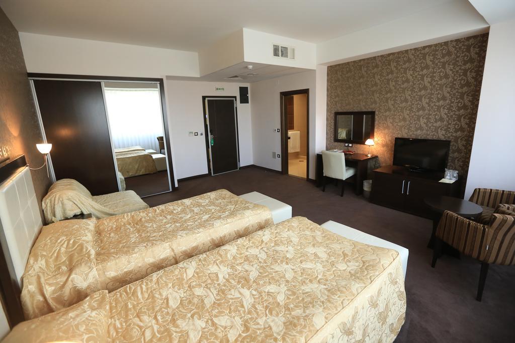 Tcc Grand Plaza Hotel Скоп'є Екстер'єр фото